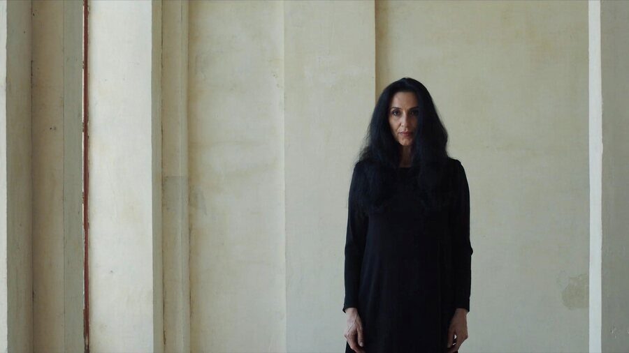 La imagen que estuvo publicada en la portada: una mujer de pelo negro y vestido negro, de pie en una sala de paredes color crema, de rasgos claramente distintos a los de Valentina Serrano.