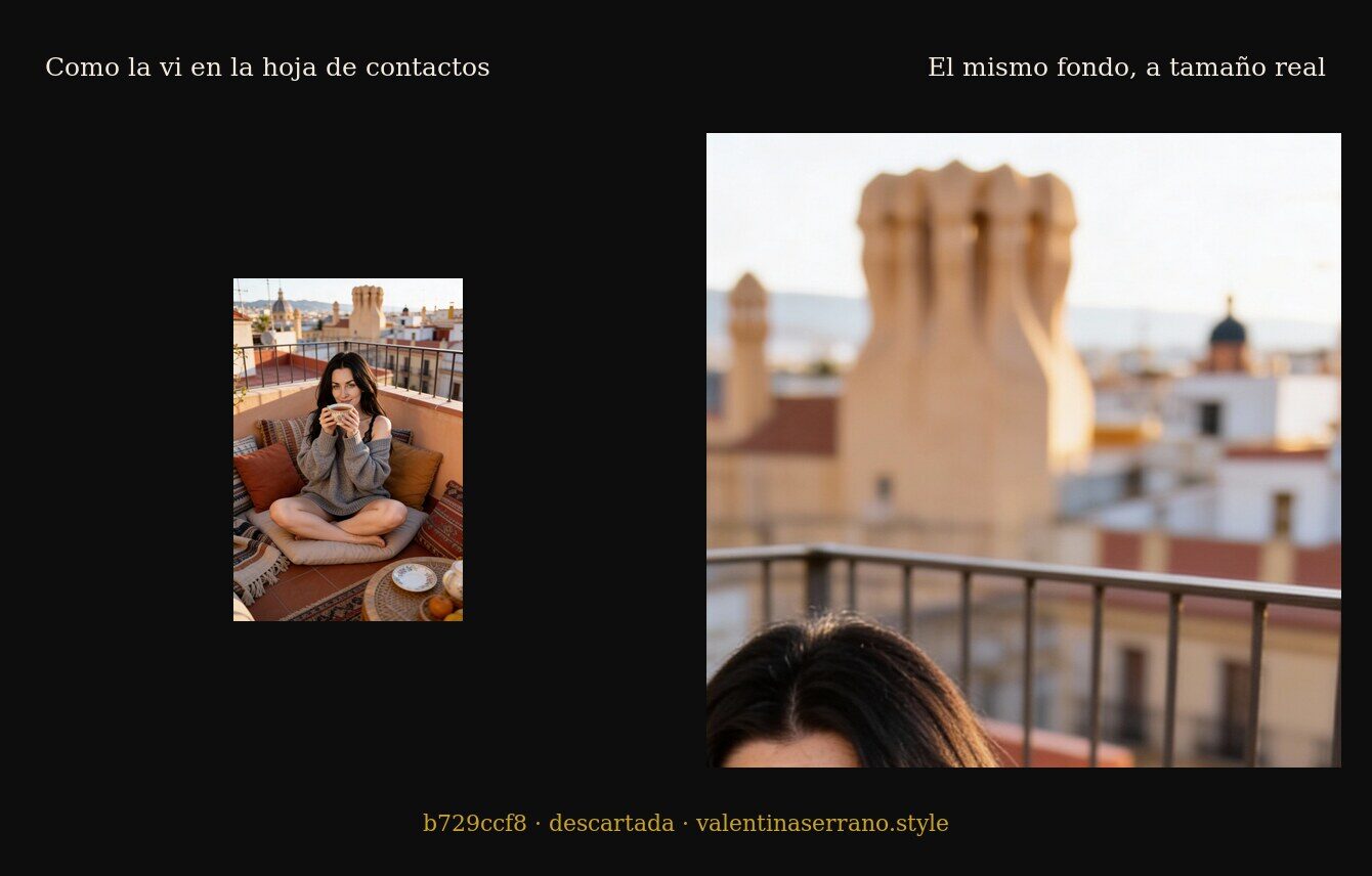 Comparación en dos paneles sobre fondo negro. A la izquierda, la fotografía completa reproducida al tamaño diminuto que tenía en la hoja de contactos: una mujer sentada en una terraza con una taza. A la derecha, un recorte del fondo de esa misma fotografía a resolución nativa, donde se ven grandes chimeneas modernistas desenfocadas y los tejados del Eixample.